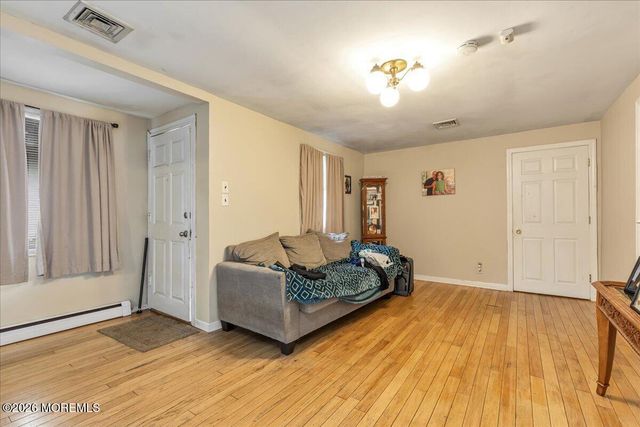 512 Henry Place, Middletown, NJ 07748