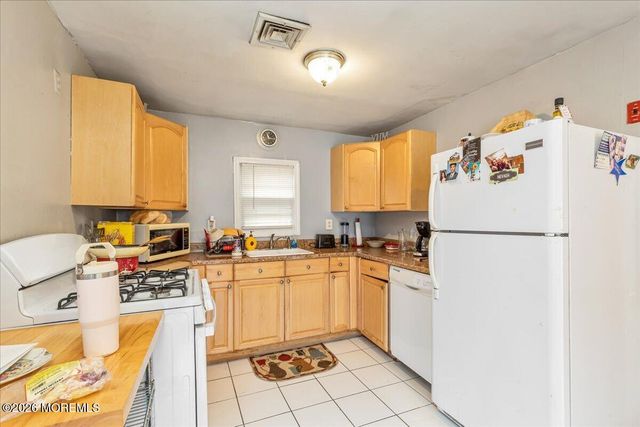 512 Henry Place, Middletown, NJ 07748