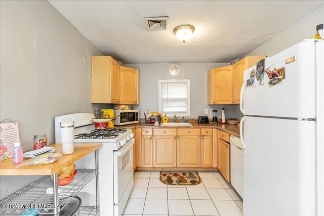 512 Henry Place, Middletown, NJ 07748