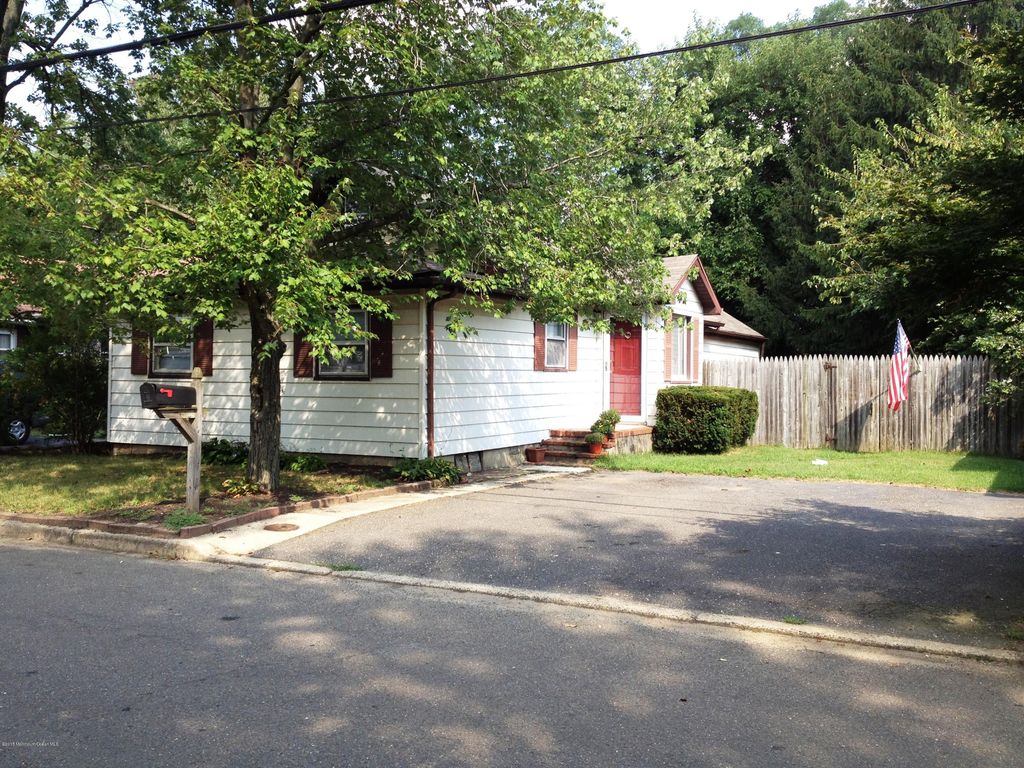 512 Henry Place, Middletown, NJ 07748