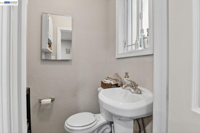 484 B St, Hayward, CA 94541