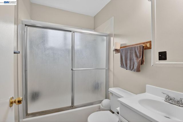 484 B St, Hayward, CA 94541