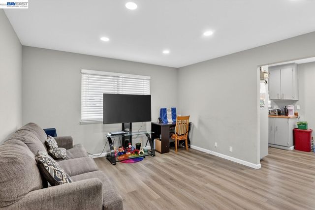 484 B St, Hayward, CA 94541