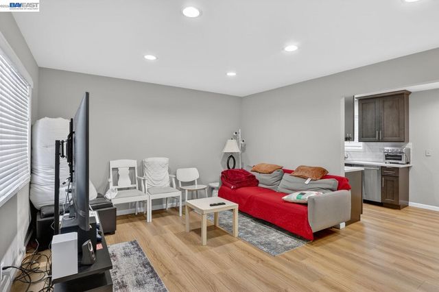 484 B St, Hayward, CA 94541