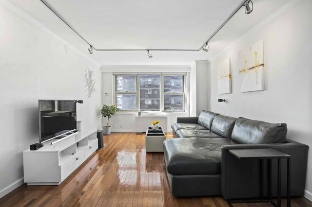 305 E 24th St Apt 15R, New York City, NY 10010