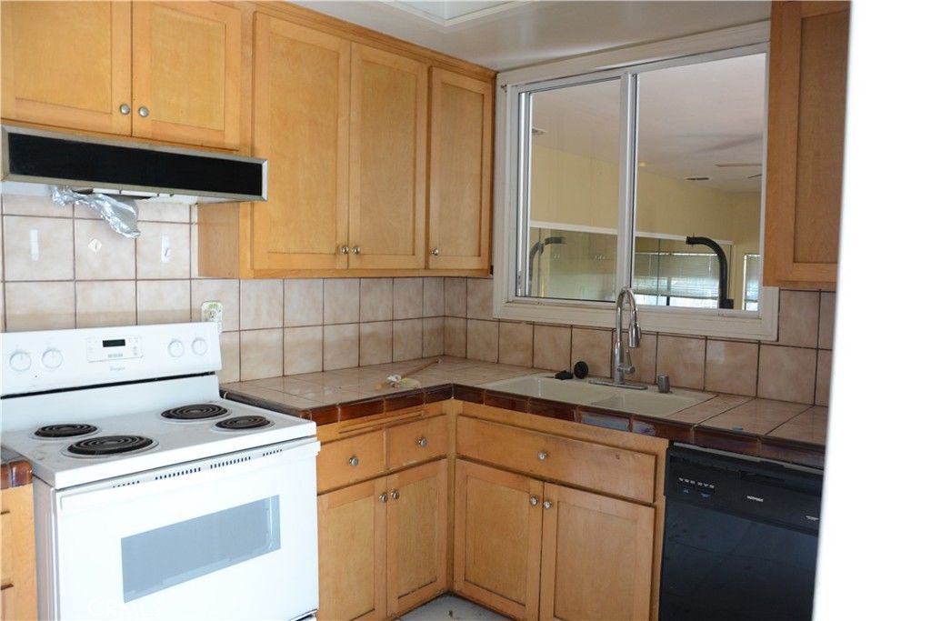 Image 4 of property listing at 2824 Candlewood, Lakewood, CA 90712