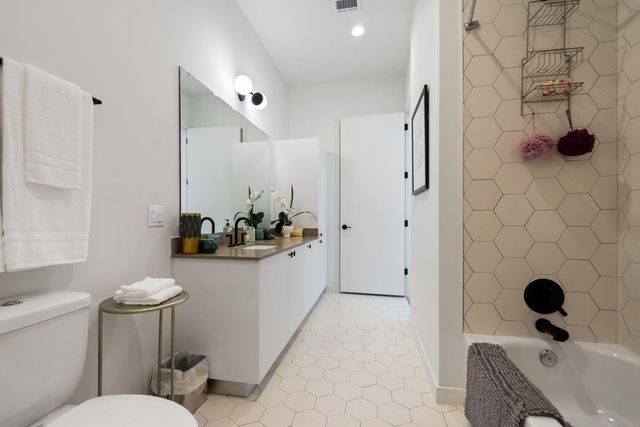 800 Embassy DR 525, Austin, TX 78702