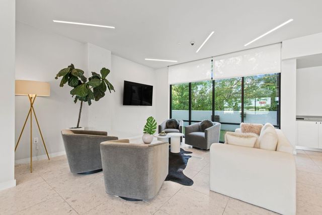 800 Embassy DR 525, Austin, TX 78702