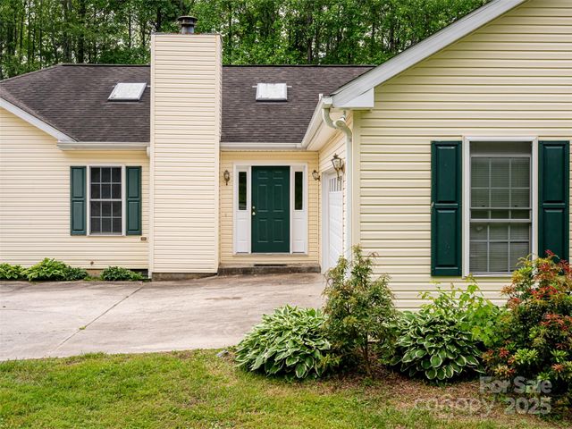 88 Star Point Drive, Hendersonville, NC 28792