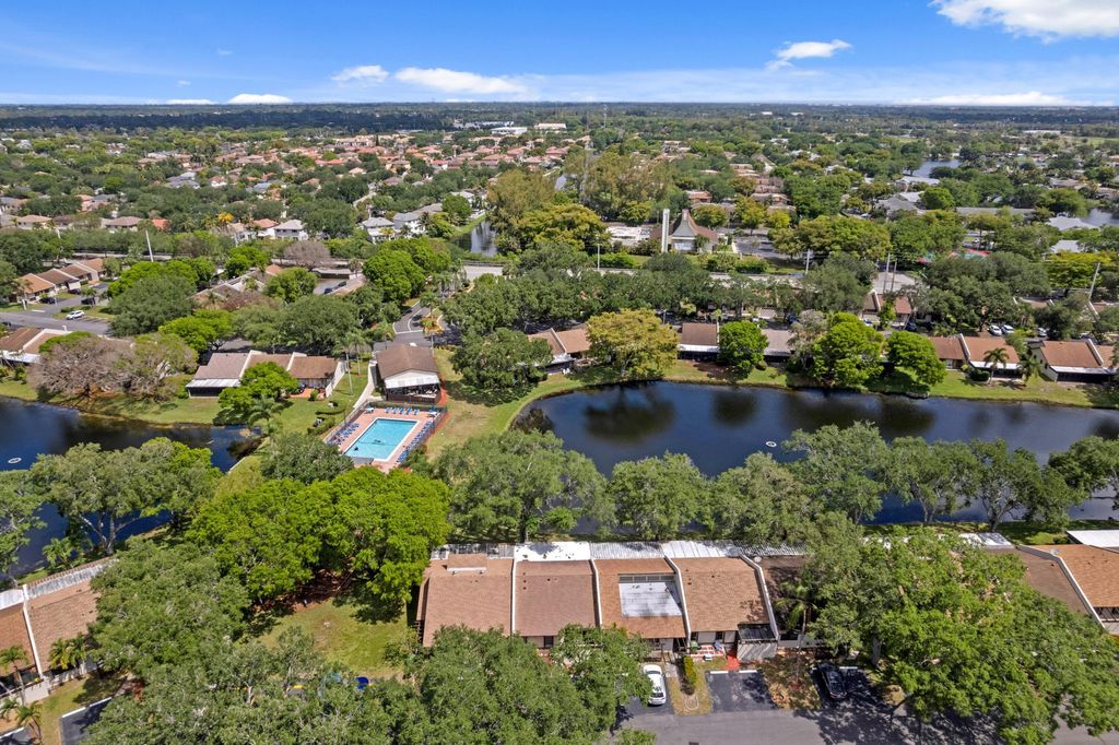 9709 NW 16th Street, Pembroke Pines, FL 33024