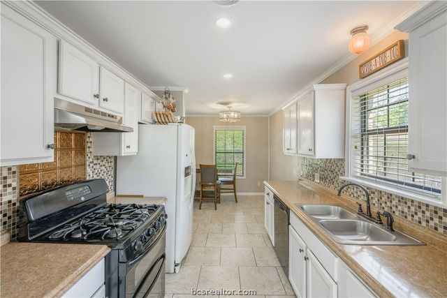 1905 Carter Creek Parkway, Bryan, TX 77802