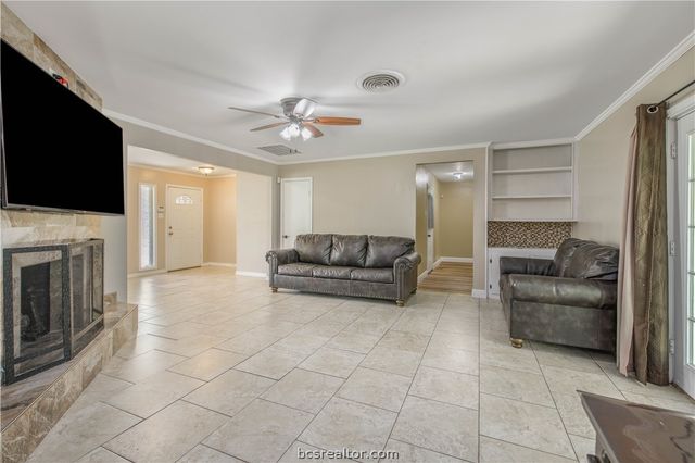 1905 Carter Creek Parkway, Bryan, TX 77802