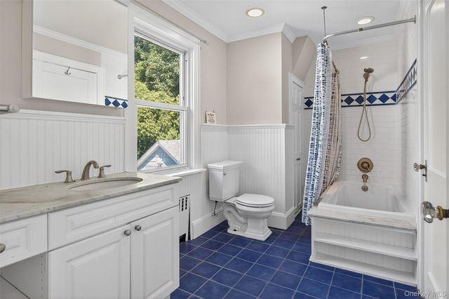 9 Vista Way, Port Washington, NY 11050