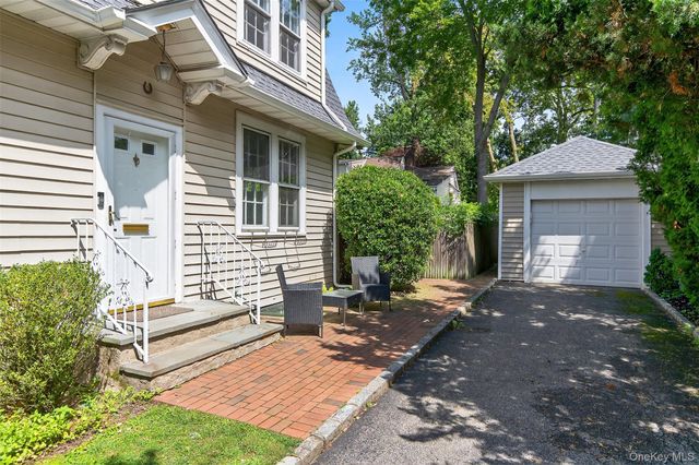 9 Vista Way, Port Washington, NY 11050