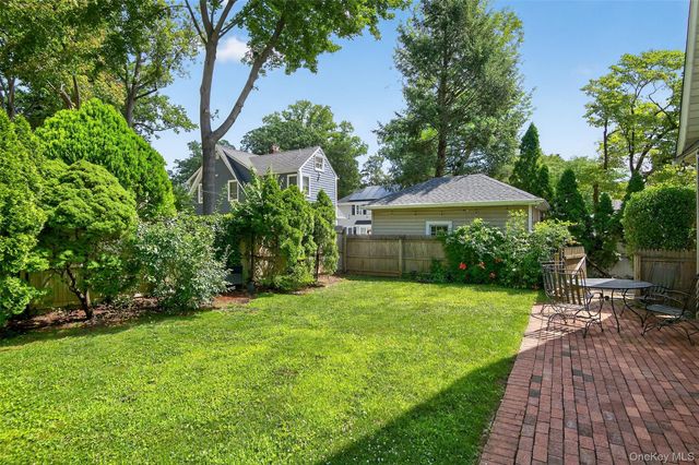 9 Vista Way, Port Washington, NY 11050