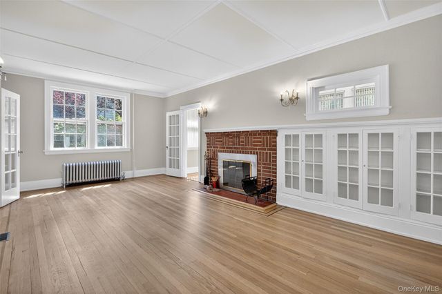 9 Vista Way, Port Washington, NY 11050