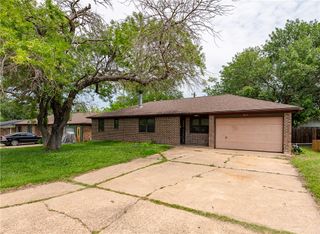 927 Braeswood Drive, Bryan, TX 77803