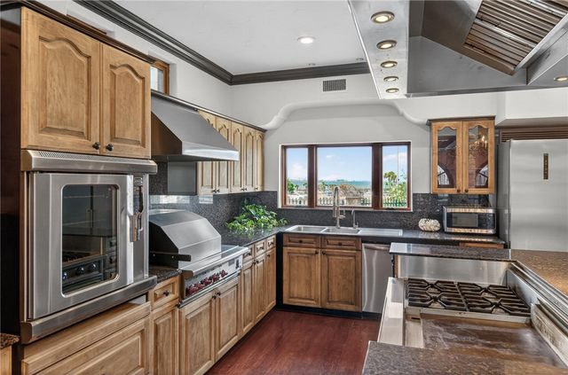 2717 Ocean Dr, Corpus Christi, TX 78404