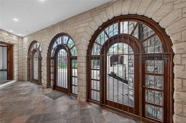 2717 Ocean Dr, Corpus Christi, TX 78404