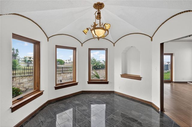 2717 Ocean Dr, Corpus Christi, TX 78404