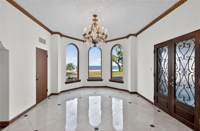 2717 Ocean Dr, Corpus Christi, TX 78404