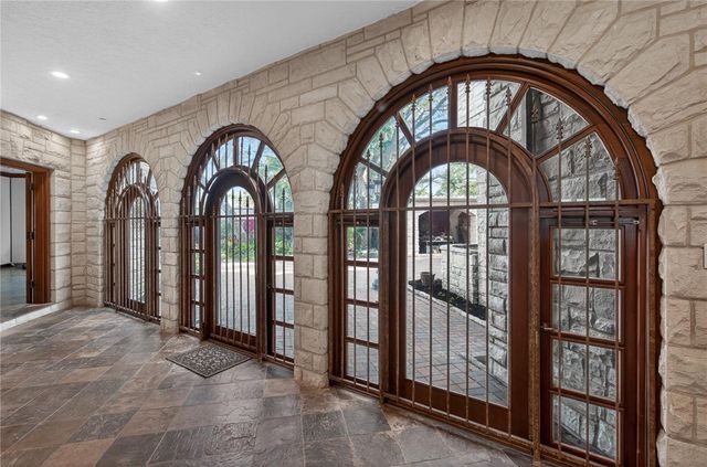 2717 Ocean Dr, Corpus Christi, TX 78404