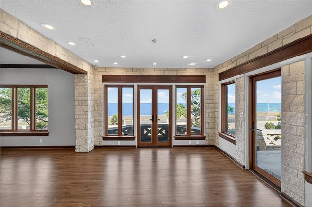 2717 Ocean Dr, Corpus Christi, TX 78404