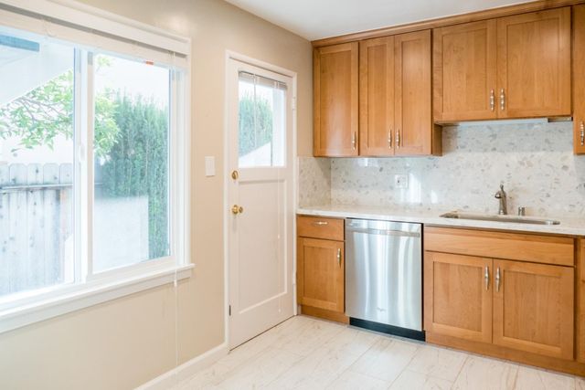 925 Oak Lane, Menlo Park, CA 94025