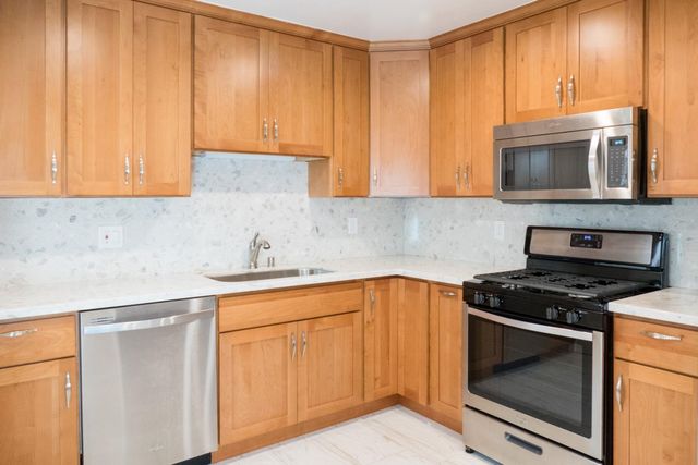 925 Oak Lane, Menlo Park, CA 94025