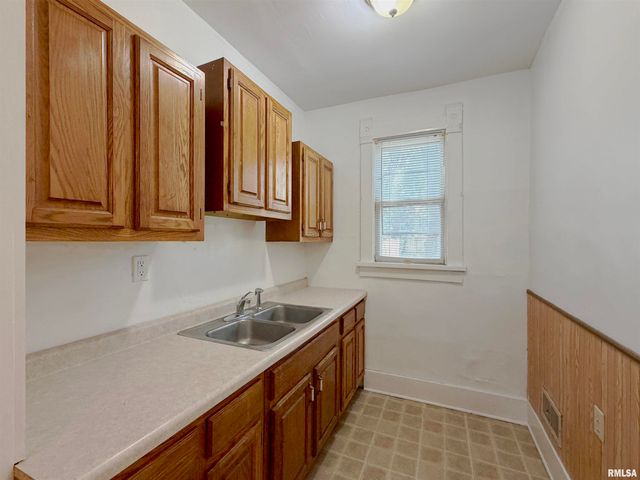 1704 W CALLENDER Avenue, Peoria, IL 61606