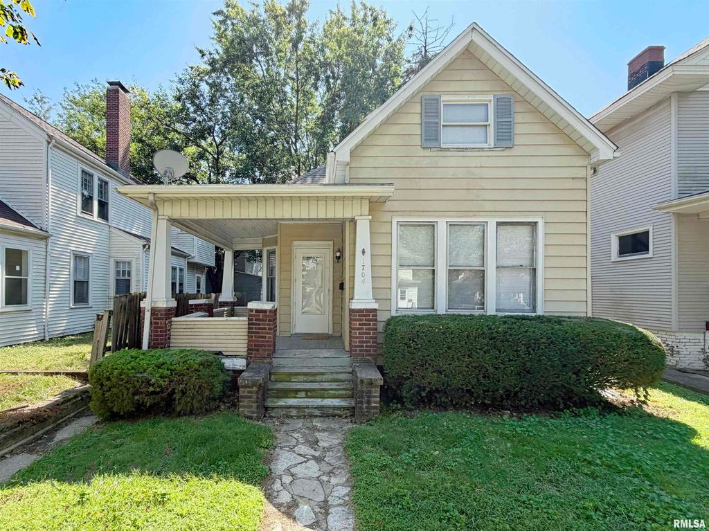 1704 W CALLENDER Avenue, Peoria, IL 61606