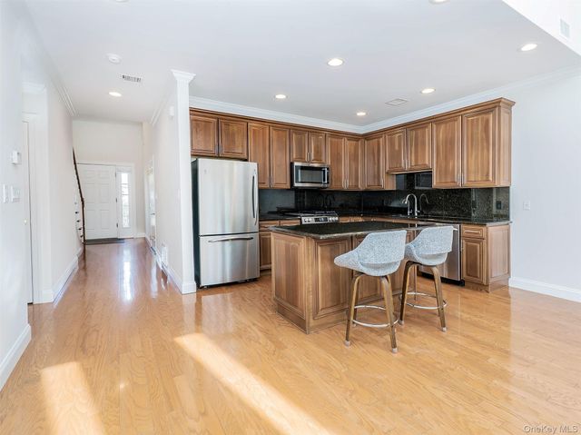 194 Pond View Drive 387, Port Washington, NY 11050