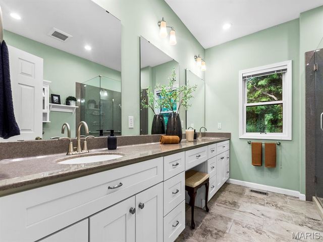 10939 Vauxhall Drive, Creve Coeur, MO 63146