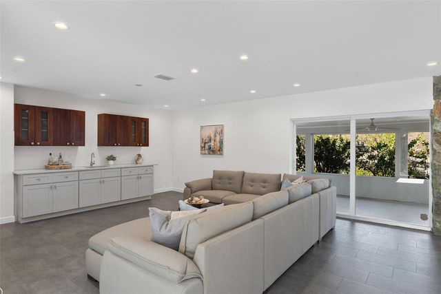 5173 HORSESHOE PLACE, St Petersburg, FL 33703