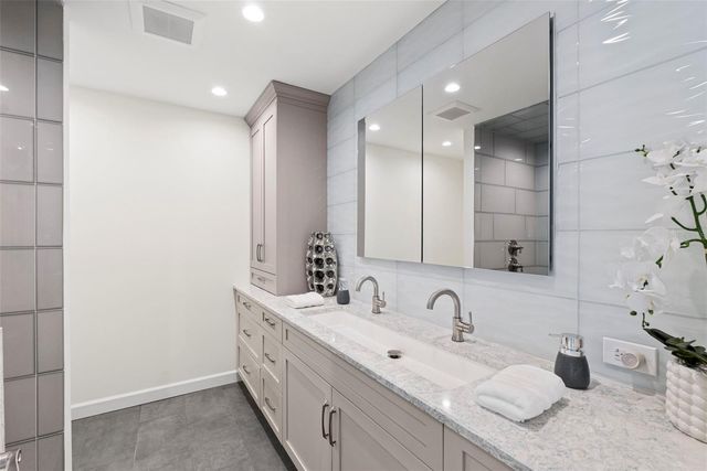 5173 HORSESHOE PLACE, St Petersburg, FL 33703