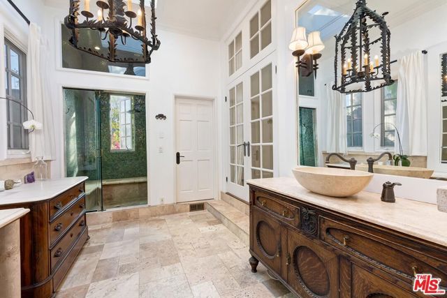 2806 Nichols Canyon Road, Los Angeles, CA 90046