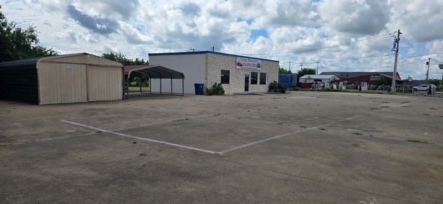 1404 N Stemmons, Sanger, TX 76266