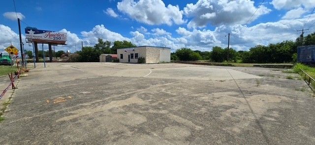 1404 N Stemmons, Sanger, TX 76266