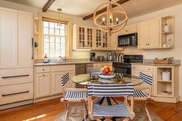 10 Peases Point Way N, Edgartown, MA 02539