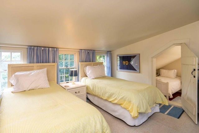 10 Peases Point Way N, Edgartown, MA 02539