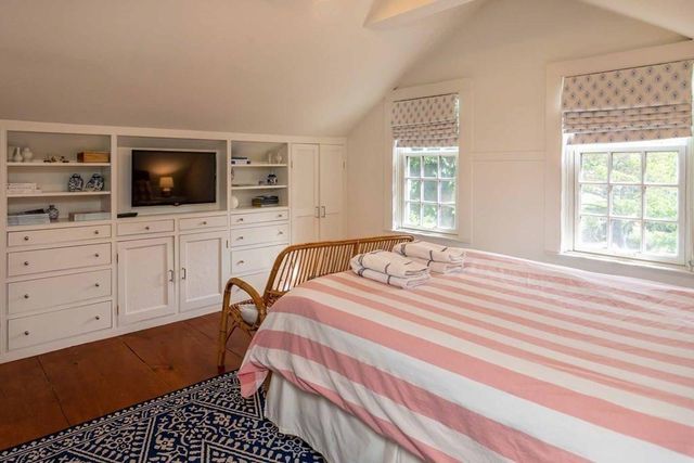 10 Peases Point Way N, Edgartown, MA 02539