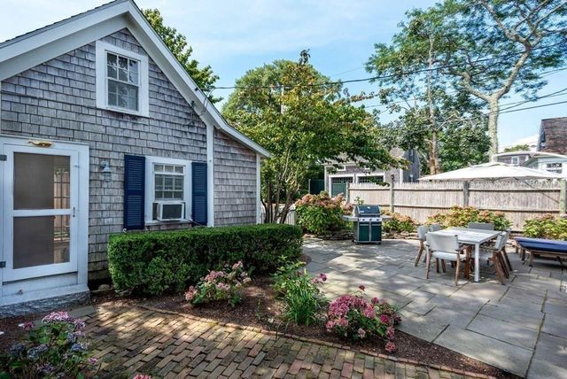 10 Peases Point Way N, Edgartown, MA 02539