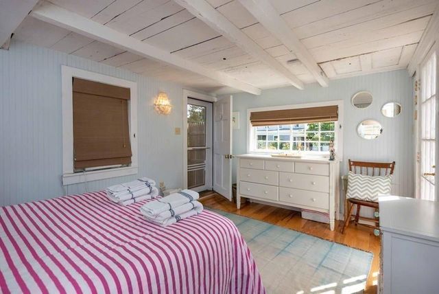 10 Peases Point Way N, Edgartown, MA 02539