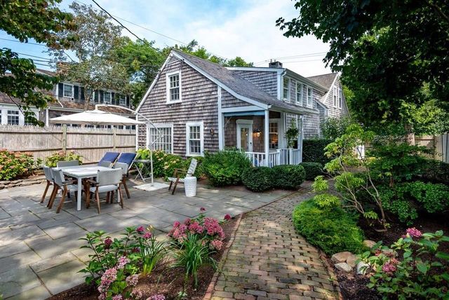 10 Peases Point Way N, Edgartown, MA 02539