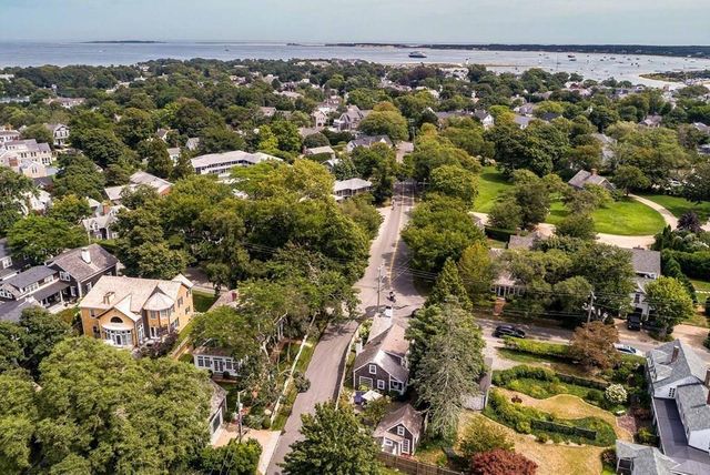 10 Peases Point Way N, Edgartown, MA 02539