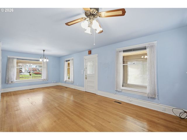 446 E St, Springfield, OR 97477