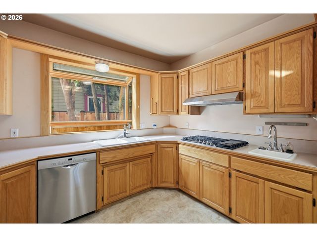 446 E St, Springfield, OR 97477