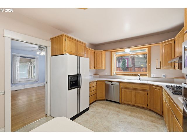 446 E St, Springfield, OR 97477