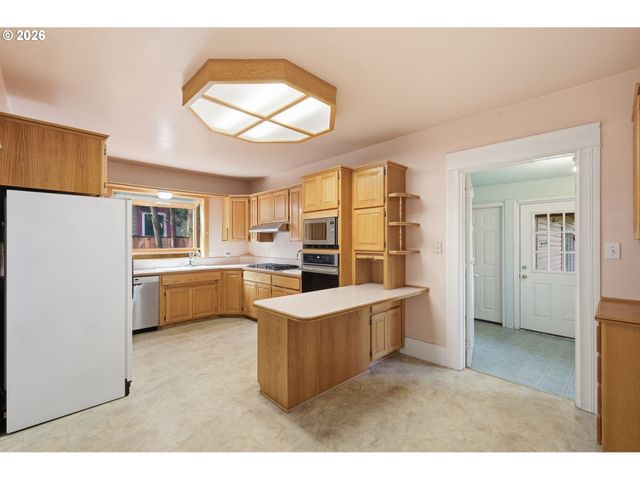 446 E St, Springfield, OR 97477