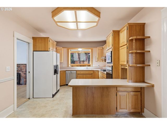 446 E St, Springfield, OR 97477